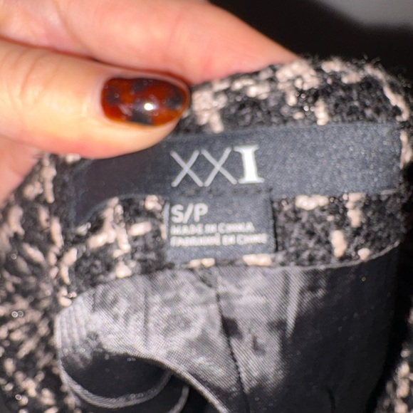 Chic Black and White Tweed Skirt - Picture 3 of 4